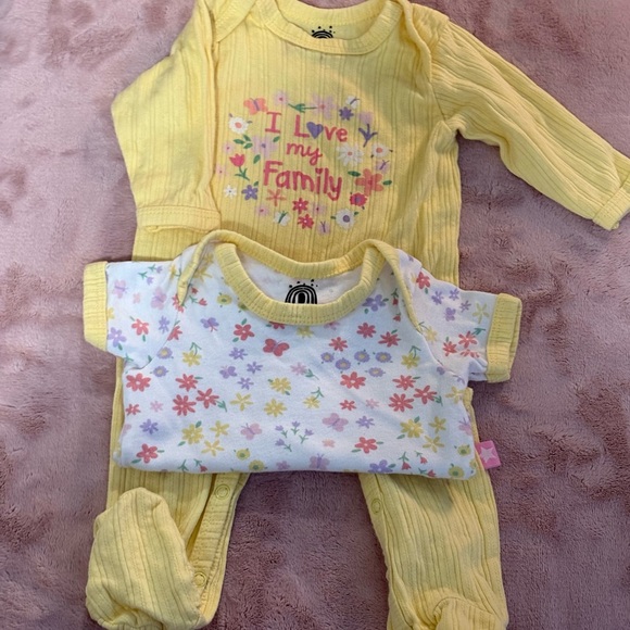 Millie&Myles 0-3 Months 2 Piece Footed Ribbed Yellow Body Suit I Love‎ My Family - Picture 3 of 7